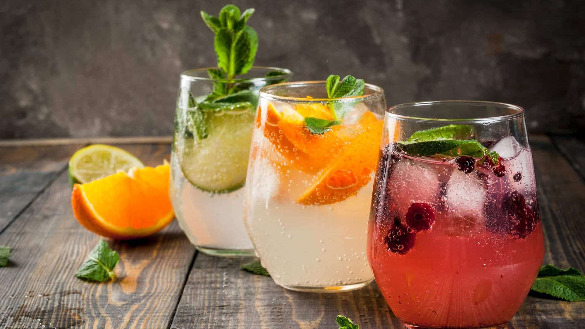 Boissons fraîches et rafraîchissantes comme des smoothies et cocktails