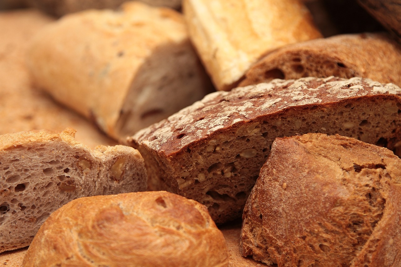 Pain fait maison avec une croûte dorée et croustillante