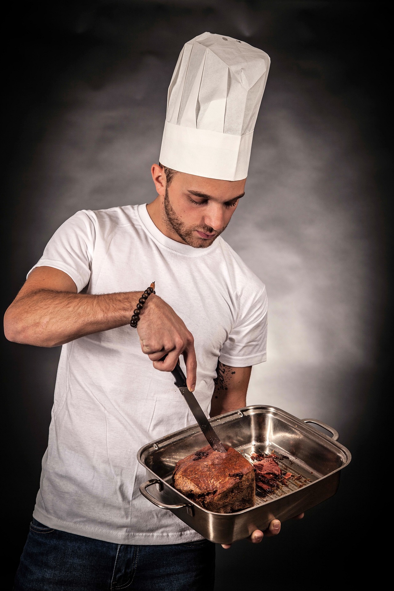 Homme cuisinant
