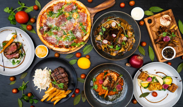 Plats principaux savoureux comme des viandes, poissons et plats végétariens
