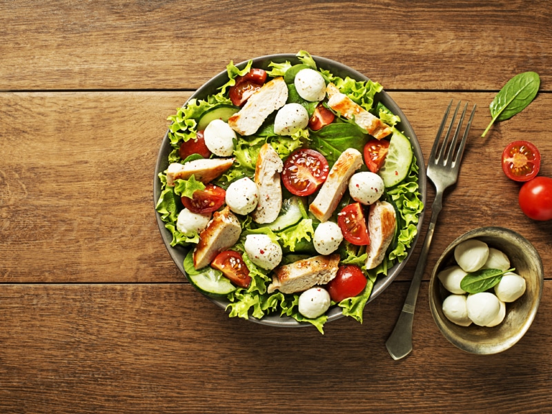 Salades fraîches et légères avec légumes croquants et vinaigrettes