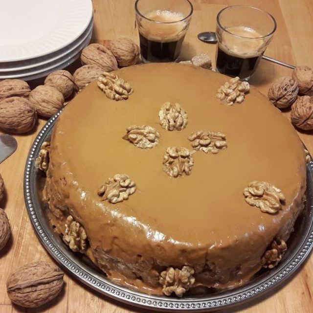 Gâteau au café avec des noix